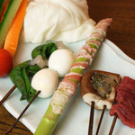 串かつ 吉国 - 当店人気メニューTOP5！　①海老のしそ巻 200円　②牛フィレ　150円　③生しいたけ　エビミンチ詰め　④アスパラ豚バラ巻　250円　⑤うずら玉子　100円