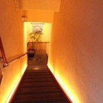 串かつ 吉国 - 地下に続く階段を下りていくと…串かつ屋とは思えないオシャレな空間が広がります