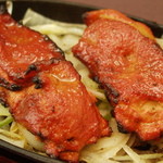 Katomandokaripuja - 【骨無しタンドリーチキン】土釜の炭による遠赤効果でじっくり中まで火を通してチキンの旨みを閉じ込めた料理です。