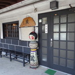 喫茶 蔵 - 玄関の大きなコケシ