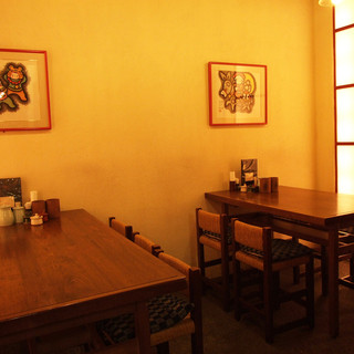 【和空間】カウンター・テーブル共に温もりのある空間です