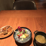 kaiki - ランチおまかせコース３３００円。kaiki風バーニャカウダ。定番から珍しいものまで１０数種のお野菜が美しく盛られてるいます。ソースがとーっても美味しかったです（╹◡╹）（╹◡╹）