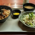 かえるのこ - チキンカツ丼＋サラダ  650円