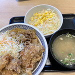 Yoshinoya - 今回はお初の「から牛」にしてみました！プラス、相方のための「サラダ・味噌汁セット」です♫