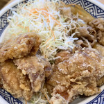 Yoshinoya - 熱々の大きな唐揚げ２個と牛丼、野菜が一つの丼に乗っています！！
