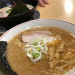 完熟らーめん 本丸 - 手前が黒丸らーめん、奥がとんこつらーめん