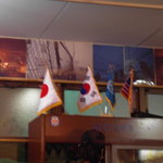 居酒屋DMZ - ちゃんと日本国旗もあるけど、この距離感が微妙にそれっぽいです。
