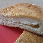 リスドール - カマンベール148円　クルミの入ったパンにチーズが