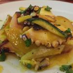 トラットリア 29 - 「タコとプラムのサラダ」：“プラムを超えたプラム”を使用！マンゴーソースは甘く切ない余韻♪