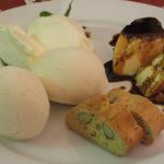 トラットリア 29 - 「桃のジェラート」他、Ｄolce４種盛り合わせ：ナチュラルな桃の果実感と優しい香り♪