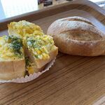 カフェ トガシ - おがわの卵ボックス・天然酵母いちじくアーモンド（お持ち帰り別料金）