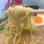 ラーメン山岡家 - 麺もアブラまとっていい感じ！！！
            
            とんこつ独特の臭みも有ってヨシヽ(´o｀
            
            
            