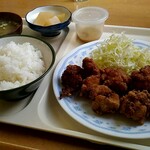 めし家かつとく - から揚げ定食950円。