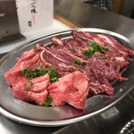 ツラとキモ 炭火焼肉 いわしげ - タン、ツラミ 塩焼き