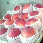 フルーツパーラーゴトー - 浅間桃（一個700円）が店内のあちこちに一杯♡