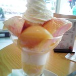 フルーツパーラーゴトー - 山梨産・浅間桃のパフェ♡
