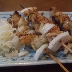 はたよ食堂 - とり皮焼串・・・塩胡椒がきいてる(^^)