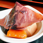 味生 - 「鉄火丼定食」の小鉢（イカと根菜の煮物）