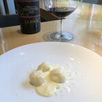 テアトロ ディ マッサ - チーズクリームのじゃがいもニョッキ、赤ワインと無限ループ。
