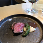 テアトロ ディ マッサ - ランプの赤ワインソース、手亡豆とこどもピーマン。