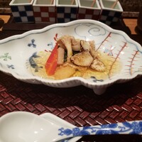 天麩羅 巽 - 先付け。百合根、茸、蕪などをジュレ仕立てに。
                    これ以降天ぷらはカウンターに一品ずつ出して頂いているが、角度的に写真を撮るのが憚られたため、天ぷらの写真は無し
