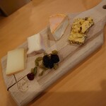 ヘッポコ - 興部チーズおまかせ4種盛（一番右側が青カビです。右から2番目のつばさも美味しかった！）
