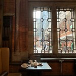 The Booking Office - 窓の向こうはホーム