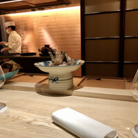 肉屋 田中 - カウンターから焼き場見える