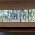 エヴァム・エヴァ・ヤマナシ・アジ - 日本画のような窓から見える竹林