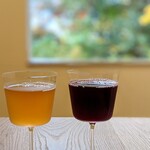 エヴァム・エヴァ・ヤマナシ・アジ - ブドウジュース（赤）とブドウジュース（白）