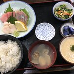 まる信 食堂 - 刺身三点盛定食（生本まぐろ中とろ・島あじ・生ほたて）￥1500