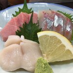 まる信 食堂 - 生本まぐろ中とろ・島あじ・生ほたて