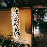 東京 芝 とうふ屋うかい - 敷地内への入り口　
      これからはじる物語に期待が高まる