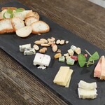 トリワイン ＰＩＫＯＳＨＨＨＵ - こだわりチーズ盛り合わせ＋バケット