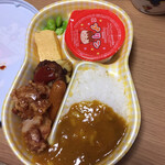 Hotto Motto - ドラえもんランチの中身はおにぎりとカレーが選べるので、カレーを選択