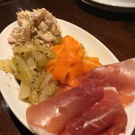 12 - ポテサラ、セロリのマリネ、キャロットラペ、生ハムかな。