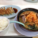 くるまやラーメン - ねぎ味噌チャーシューと餃子、ライスも付けました。