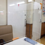 くるまやラーメン - テーブル席にもアクリル板を設置してて、感染症対策も万全です。