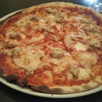 ピッツェリア ロマーナ ジャニコロ - 自家製鶏肉のサルシッチャと蓮根を乗せた
                    モッツァレラチーズとトマトのピッツァ