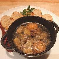 まるや本店 東京ミッドタウン店 - うなぎと肝のアヒージョ（メゾンカイザーフランスパン添え）