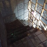 魚虎千両 - 階段降りて入店