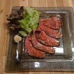 肉バル キザキ - 国産牛ローストビーフ　自家製グレイビーソース