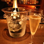 バー エイジング - シャンパンとグラス