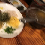 奄美鶏飯と島料理の鳥しん - 手ブレしましたが、右の汁を、具を乗せたご飯に
      
      かけて頂きます。この汁、実に良い出汁が出て
      
      おりました。