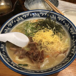 奄美鶏飯と島料理の鳥しん - こちらが鶏飯のラーメンバージョン！800円は
      
      コスパ良すぎです。スープが鶏飯のものとは違い、
      
      豚骨風味がプラスされ、なんとも食欲をそそる
      
      一杯です。