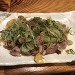 奄美鶏飯と島料理の鳥しん - そして、これが店の人気ナンバーワン、もものひらき
      
      880円！