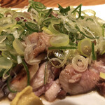 奄美鶏飯と島料理の鳥しん - アップ！ネギとタレを絡めて食べると悶絶級です！
      
      いわゆる、めっちゃ美味し、です！