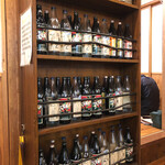 奄美鶏飯と島料理の鳥しん - 常連さんが多い＝上手い店の証、とも解釈できます。
      
      地元の黒糖焼酎が親しまれているようです。