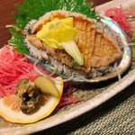 緑水亭 勝浦別館 翠海 - 鮑の活造り　バター焼、酒蒸しなどは前回、前前回で食べていましたから、今回はこれにしました。
      コリコリした食感で鮑をまるまる一個堪能しました。
