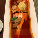 緑水亭 勝浦別館 翠海 - 金目鯛の姿煮　2人で食べるにはけっこうな大きさです。アッサリとした味付けですが、このコースで食べるにはちょうど良いくらいです。